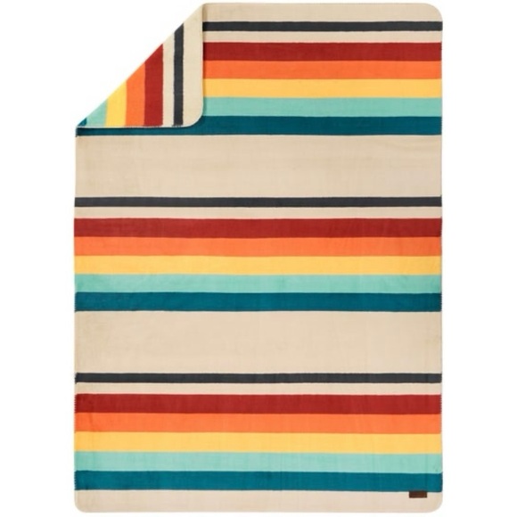 Pendleton Plush Throw 50" x 70" - Picture 4 of 5